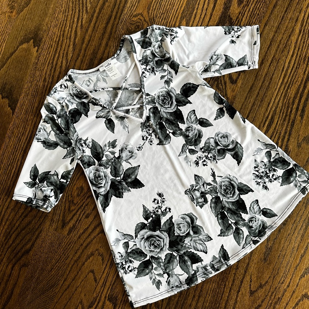 Size Small White And Black Criss Cross Shirt ~ Like New